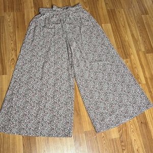 Princess Polly Wide Leg Capri Pant - Floral Print- Size 10/ L- New!